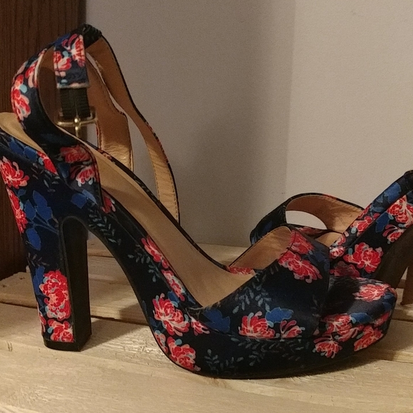 👠Nicole Miller heel 👠 - Picture 5 of 7